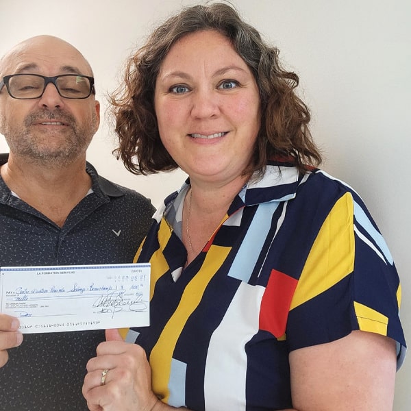 Pierre Breault de notre cabinet Beauregard & Breault CPA inc. remet un don de 1 000 $ à Mme Stéphanie Fournier du Centre d'action bénévole Solange-Beauchamp. Centre d'action bénévole Solange-Beauchamp