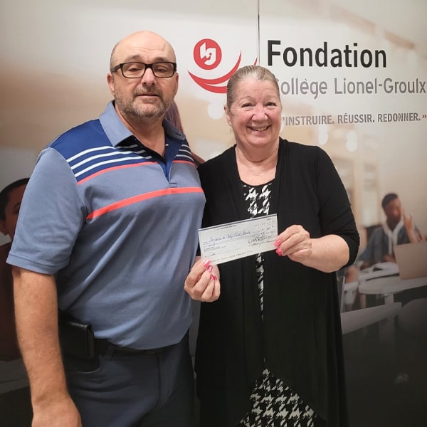 Pierre Breault de notre cabinet Beauregard & Breault CPA inc. remet un don de 1 000 $ à Mme Jocelyne Roch de la Fondation du collège Lionel-Groulx. Fondation du collège Lionel-Groulx