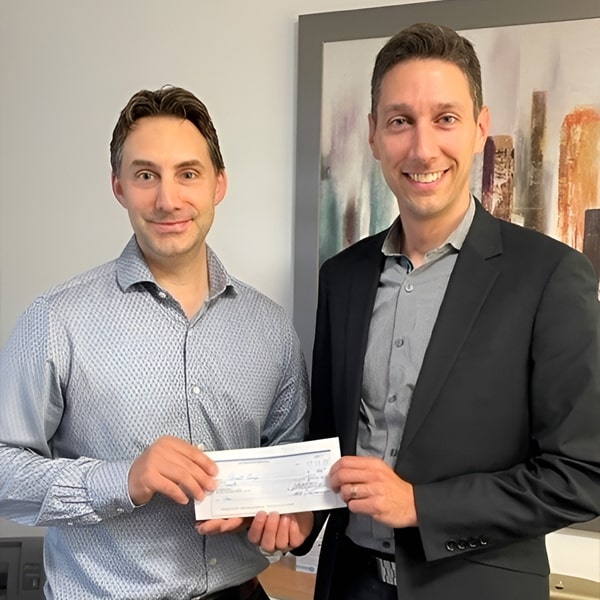 Jonathan Dubois de notre cabinet Dion Dubois, CPA S.E.N.C.R.L. remet un don de 1 000 $ à M. Luc Bellemare, directeur général de l'organisme Avant Coup. Avant Coup